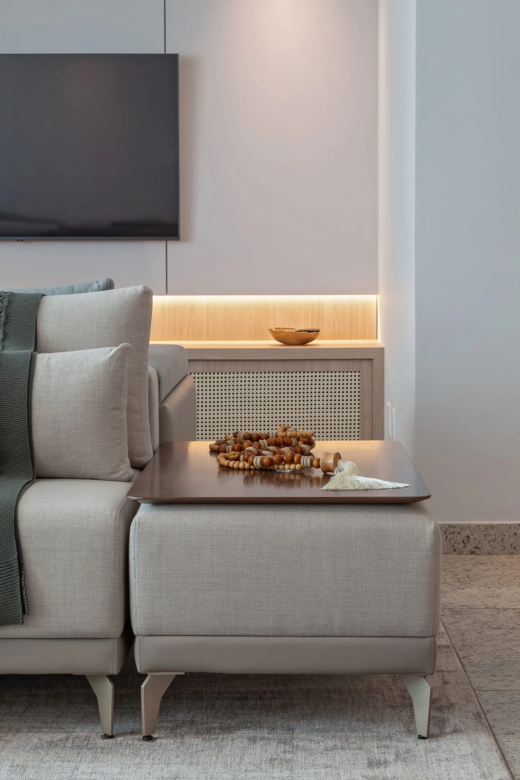 Detalhe do aparador com nicho iluminado e objetos decorativos