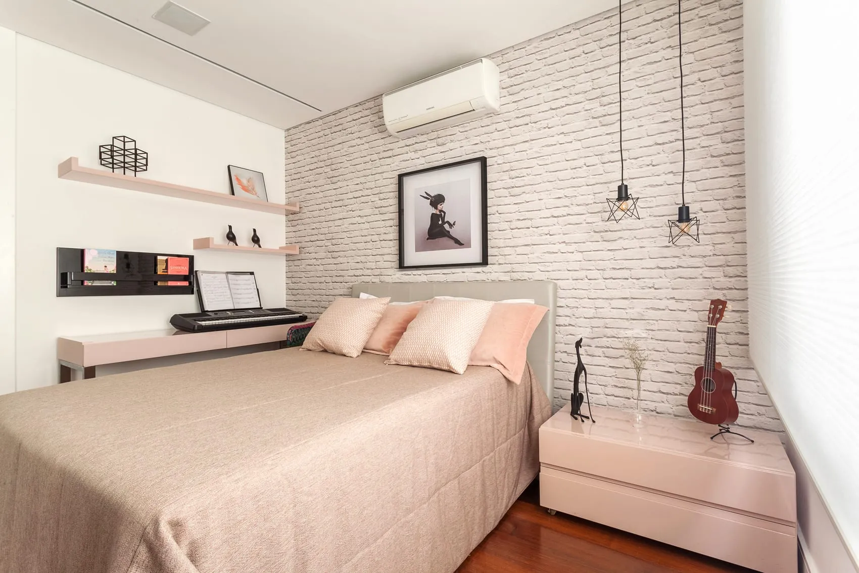 Quarto com parede de tijolinho branco, pendentes laterais e instrumentos musicais