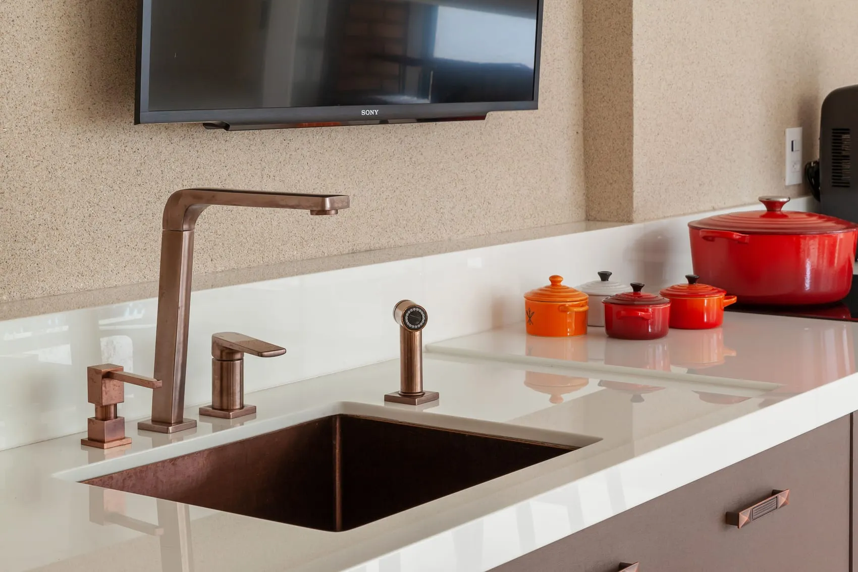 Detalhe da bancada da cozinha com cuba e torneira em cobre